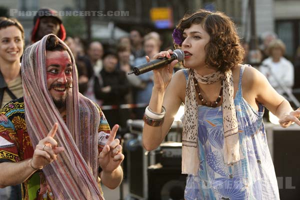 DEVENDRA BANHART - 2005-09-28 - PARIS - Place de la Bourse - 